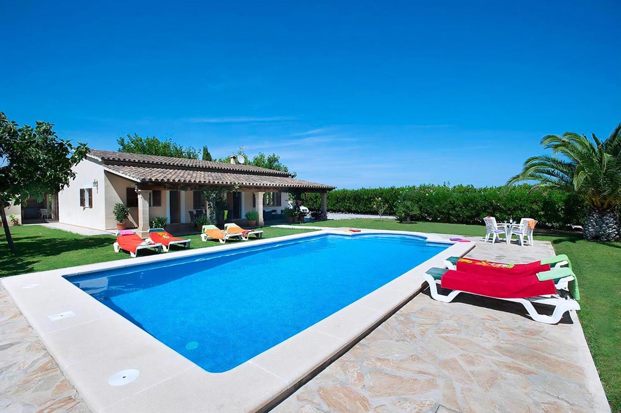 Schoenes In Mit Grossem Pool Holiday home