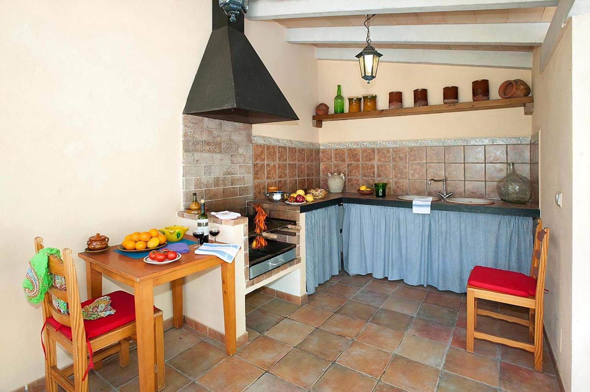Schoenes In Mit Grossem Pool Holiday home